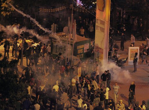 Policía antidisturbios utiliza gas lacrimógeno para dispersar a manifestantes turcos reunidos en la calle Kennedy antes de enfrentarse con la policía en Ankara, Turquía la madrugada del miércoles 12 de junio de 2013. (Foto AP/Burhan Ozbilici)