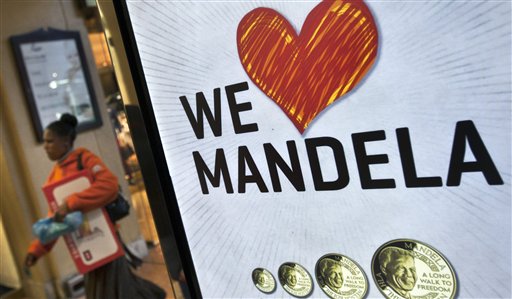 Un cartel en un comercio rinde tributo a Nelson Mandela en Sandton City, Johanesburgo, Sudáfrica, el 11 de junio del 2013 (AP Foto/Ben Curtis)
