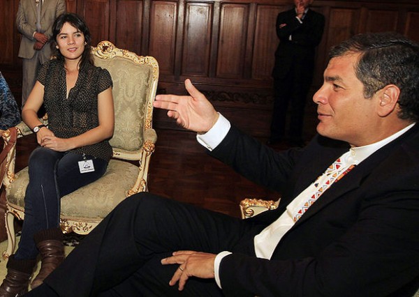 En Quito. El presidente ecuatoriano, Rafael Correa, se reunió con la líder estudiantil chilena Camila Vallejo. Vallejo afirmó que los cambios políticos, económicos y ambientales que se dan en América Latina avanzan a "pasos agigantados". Fotos: EFE