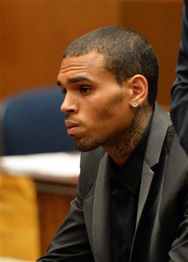 El cantante de R&B Chris Brown comparece en una audiencia judicial en un tribunal superior de Los Angeles el lunes, 15 de julio del 2013.  (Foto AP/Alberto E. Rodriguez, Pool)