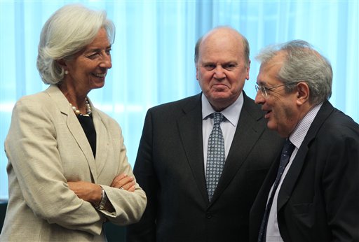 El ministro de Finanzas de Italia, Fabrizio Saccomanni (derecha) conversa con la directora gerente del Fondo Monetario Internacional, Christine Lagarde (izquierda), y el ministro de Finanzas de Irlanda, Michael Noonan, durante la reunión del Eurogrupo en Bruselas, Bélgica, el lunes 8 de julio de 2013. (Foto AP/Yves Logghe)