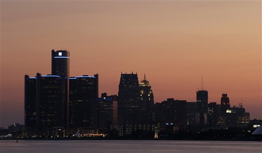 Un atardecer sobre Detroit, el jueves 18 de julio del 2013. El administrador designado por el estado, Kevyn Orr solicitó el jueves a un juez federal autorización para colocar a Detroit bajo la protección del Capítulo 9 de la ley de bancarrota. (Foto AP/Paul Sancya)