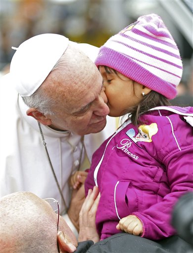 El papa Francisco besa a una niña a su llegada a la Basílica de Nuestra Señora Aparecida en Aparecida, Brasil, el miércoles 24 de julio de 2013. El papa Francisco se encuentra en el tercer día de su viaje a Brasil, en donde asistirá al Día Mundial de la Juventud 2013 en Río de Janeiro. (Foto AP/Andre Penner)