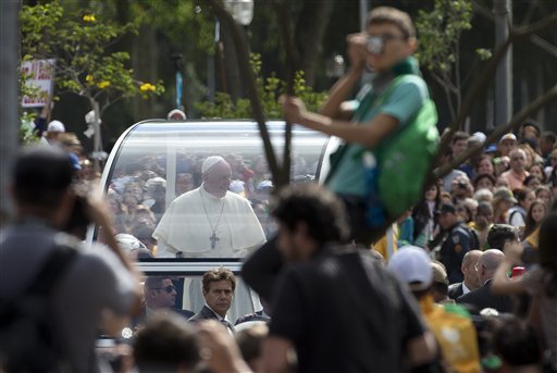 El papa Francisco llega en el papa-movil hasta el Palacio Sao Joaquim, residencia del arzobispo de Rio en Rio de Janeiro, el viernes 26 de julio de 2013. (AP Photo/Domenico Stinellis)