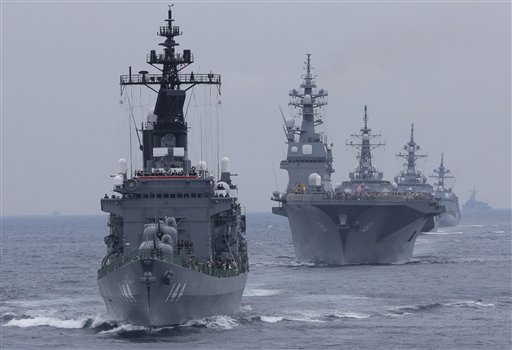 El barco "Kurama" encabeza otras embarcaciones de la Fuerza de Autodefensa Marítima de Japón, durante una revista a la flota en aguas frente a la bahía de Sgami, al sur de Tokio, el 14 de octubre de 2012. Según un documento de defensa que difundió el gobierno japonés el viernes 26 de julio de 2013, Japón necesita reforzar su capacidad militar ante posibles amenazas de China y Corea del Norte. (AP Foto/Itsuo Inouye)