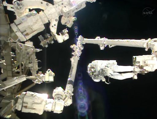 Imagen tomada de video provista por la NASA, del astronauta italiano Luca Parmitano colocado en la punta de un brazo robot durante una caminata fuera de la Estación Espacial Internacional el martes 9 de julio de 2013. (Foto AP/NASA)