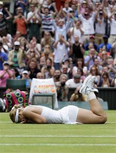 Embargada por la emoción, Sabine Lisicki llora en el césped de Wimbledon tras eliminar a Serena Williams en la cuarta ronda el 1ro de julio del 2013. (AP Photo/Alastair Grant)
