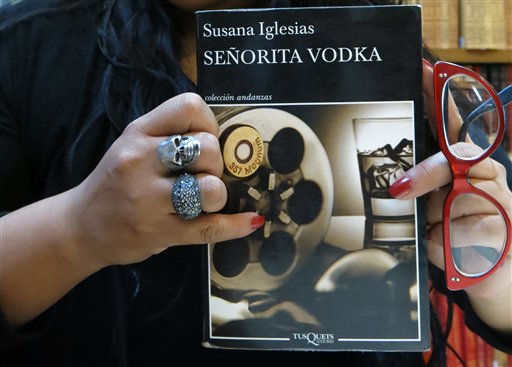 La escritora mexicana Susana Iglesias sostiene su libro Señorita Vodka durante una entrevista en la Ciudad de México el martes 16 de julio del 2013. Iglesias dice que su novela es un homenaje a las bailarinas exóticas. (AP Foto/Isaac Garrido)