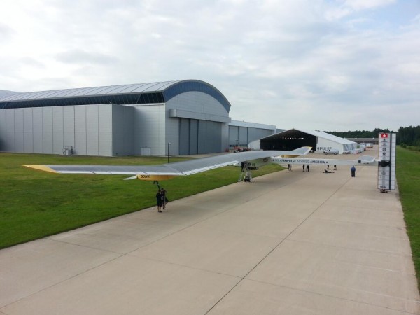 El HB-Sia, a la salida del hangar para su despegue. 