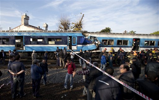 ARCHIVO - En esta foto de archivo del 13 dw junio de 2013, bomberos y socorristas responden a un accidente fatal de tren en las afueras de Buenos Aires. Fotos recientemente instaladas en las cabinas muestran a conductores de trenes leyendo, hablando por teléfono celular o durmiendo mientras conducen trenes a alta velocidad. El ministro de Transportes, Florencio Randazzo, presentó los resultados el miércoles 31 de julio de 2013 y anunció medidas para mejorar la seguridad. (AP Foto/Natacha Pisarenko, File)