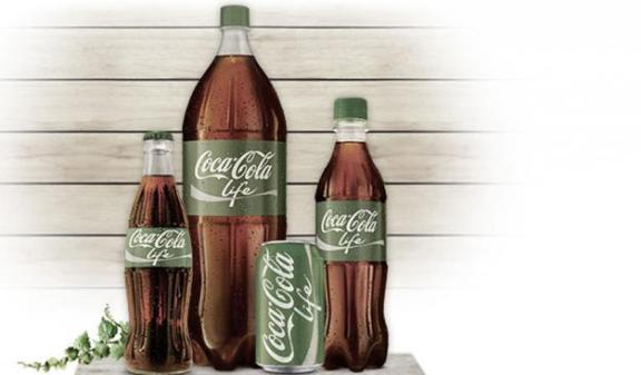 La nueva Coca-Cola tiene 36 calorías, un 60% menos que la tradicional, y es “completamente natural” gracias a la mezcla entre un destilado de una variedad de estevia y azúcar, un proceso en el que la compañía ha invertido cuatro años.