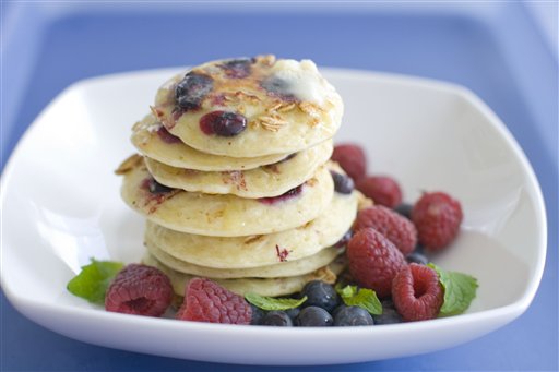 Esta imagen del 26 de marzo de 2012 muestra un plato de panqueques con moras en Concord, Nueva Hampshire. Un estudio realizado entre hombres mayores concluyó que los que no desayunan tienen un 27% más de probabilidades de sufrir un infarto cardiaco. (Foto AP/Matthew Mead, archivo)