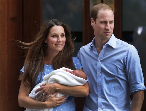 El príncipe Guillermo y Catalina, la duquesa de Cambridge, con su hijo recién nacido, el príncipe de Cambridge, el martes 23 de julio de 2013 fuera del hospital St. Mary en Londres. La duquesa dio a luz el lunes 22 de julio de 2013. (Foto AP/Lefteris Pitarakis)