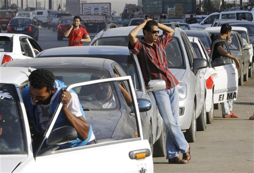 Conductores egipcios esperan en una larga fila de una estación de gasolina en El Cairo, Egipto, el 25 de junio de 2013. (Foto AP/Amr Nabil, archivo)
