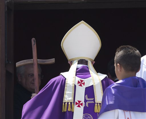 El papa Francisco parte después de oficiar misa durante una visita a la isla de Lampedusa, Italia, el lunes 8 de julio de 2013. (Foto AP/Alessandra Tarantino)