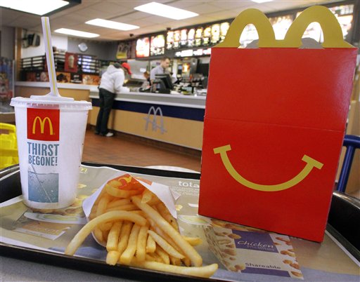 Imagen posada de un Happy Meal, un refresco y el logo de McDonald's del 20 de enero de 2012 en un local de la cadena en Springfield, Illinois. McDonald’s Corp. reportó ganancias trimestrales decepcionantes el lunes 22 de julio de 2013. (Foto AP/Seth Perlman)