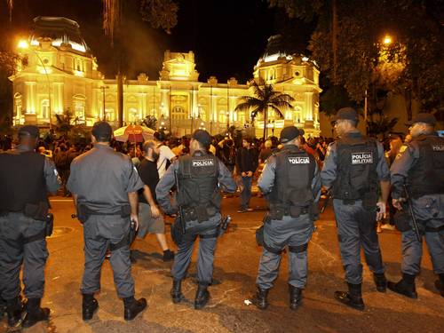 Policías acompañan a los  manifestantes en Brasil 