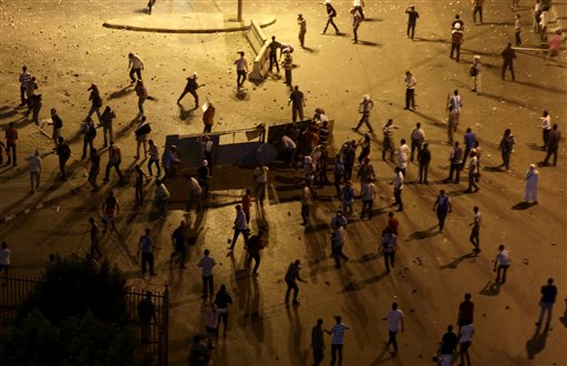Partidarios y oponentes del depuesto presidente islamista Mohammed Morsi escenifican un enfrentamiento cerca de Maspero, donde se ubican la televisión y la radio estatales en El Cairo, Egipto, el viernes 5 de julio de 2013. (AP Foto/Hassan Ammar)
