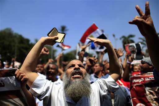 Partidarios del depuesto presidente egipcio Mohammed Morsi en una protesta cerca de la Universidad de El Cairo, Egipto, el viernes 5 de julio del 2013. (Foto AP/Hassan Ammar)