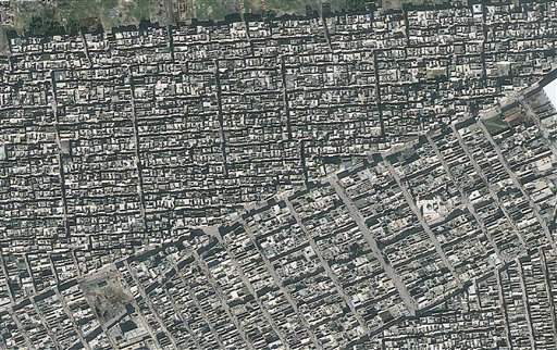 Esta foto de satélite proveída por Amnistía Internacional el miércoles, 7 de agosto del 20013 muestra los distritos adyacentes de Ard al-Hamra y Tariq al-Bab en Alepo, Siria, antes de ataques coheteriles el 22 de febrreo del 2013.  (Foto AP/ Digital Globe via Amnesty International)