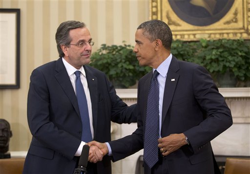 El presidente Barack Obama recibe al primer ministro griego Antonis Samaras en la Oficina Oval de la Casa Blanca en Washington, el jueves 8 de agosto de 2013. Obama se pronunció ante Samaras por que el gobierno griego logre un equilibrio entre la austeridad y el crecimiento. (AP Foto/Pablo Martínez Monsiváis)