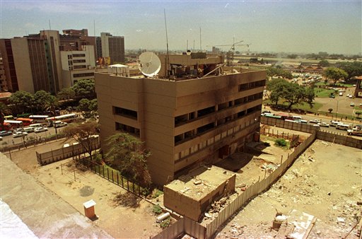 Esta fotografía muestra la embajada de Estados Unidos en el centro de Nairobi, Kenia, el 22 de marzo de 1999. La sede diplomática sufrió un ataque terrorista y fue reemplazada por otro edificio. Un mensaje secreto interceptado entre el jefe de al-Qaida, Ayman al-Zawahri, y su lugarteniente en Yemen sobre los planes de un gran ataque provocó el cierre de las embajadas estadounidenses en los países islámicos, durante el fin de semana. (Foto AP/Khalil Senosi-archivo)