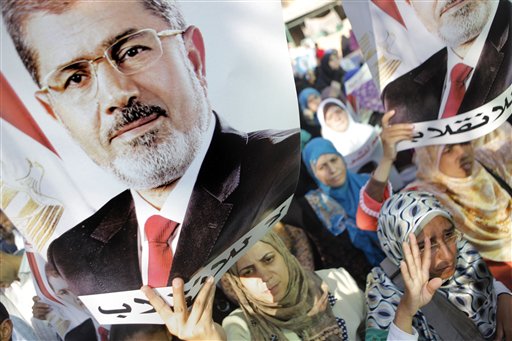 Partidarios del ex presidente egipcio Mohammed Morsi sostienen carteles con el mensaje No al golpe de estado, en una marcha en El Cairo, el lunes 19 de agosto de 2013. (Foto AP/Amr Nabil)