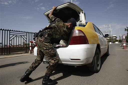 Un policía yemení inspecciona un automóvil a la entrada del aeropuerto internacional de Saná el miércoles, 7 de agosto del 2013. (Foto AP/Hani Mohammed)