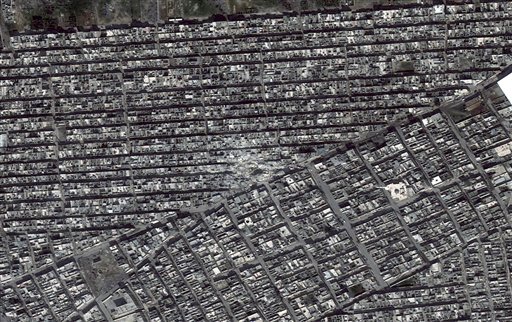 Esta foto de satélite proveída por Amnistía Internacional el miércoles, 7 de agosto del 20013 muestra los distritos adyacentes de Ard al-Hamra y Tariq al-Bab en Alepo, Siria, después de ataques coheteriles el 22 de febrreo del 2013.  (Foto AP/ Digital Globe via Amnesty International)