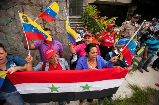 Un grupo de venezolanos se ha congregado este 29 de agosto frente a la embajada de Siria para mostrar su rechazo a un posible ataque militar externo contra este país.