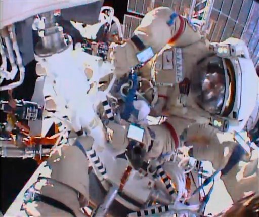 Los cosmonautas Fyodor Yurchikhin y Aleksandr Misurkin participan en una caminata espacial afuera de la Estación Espacial Internacional el jueves 22 de agosto de 2013 en esta imagen de video distribuida por la NASA. (Foto AP/NASA)