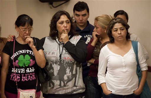 Familiares de un joven que desapareció en mayo de un club nocturno de la capital mexicana escuchan al fiscal Rodolfo Ríos en una conferencia de prensa sobre una fosa clandestina encontrada en las afueras de la Ciudad de México, el 22 de agosto de 2013. (Foto AP/Eduardo Verdugo)