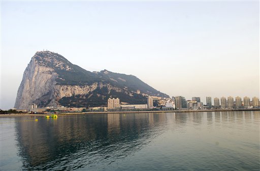 El enclave británico de Gibraltar, cuya soberanía reclama España, se observa desde la ciudad española de La Línea de Concepción, el lunes 5 de agosto de 2013. (Foto AP/Marcos Moreno)