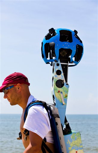 En esta foto del 30 de julio del 2013 y proveída por Visit Florida, Chris Officer lleva 15 cámaras de Google mientars camina por una playa de la Isla St. George en Florida. Visit Florida, la agencia de turismo del estado, se asoció con Google para generar imágenes y mapas de los 1328 kilómetros de playas de Florida.  (Foto AP/Visit Florida, Colin Hackley)