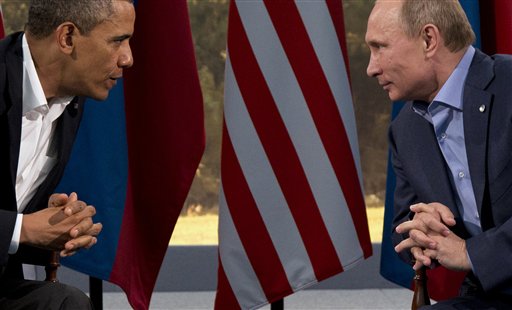 El presidente de Estados Unidos, Barack Obama, izquierda, conversa con el presidente de Rusia, Vladimir Putin, en esta foto del 17 de junio de 2013. (AP Photo/Evan Vucci, File)