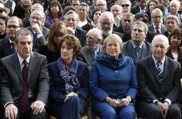 Los presidentes Ricardo Lagos (d) y Eduardo Frei (i) con la exmandataria Michelle Bachelet y la madre de ella, Angela Jeria