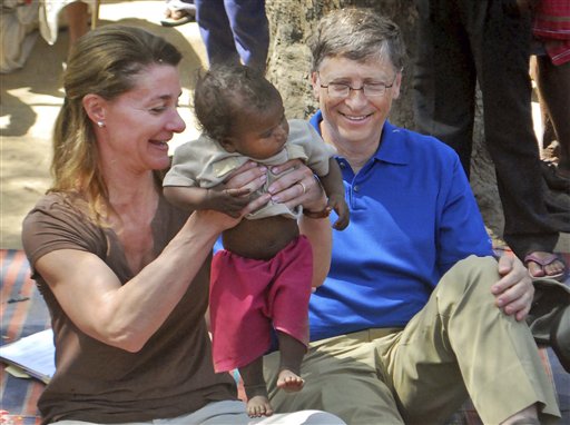 Foto tomada el 23 de marzo del 2011 de Bill Gates y su esposa  Melinda Gates en una aldea de la India. Los Gates ganaron el prestigioso premio Lasker por sus aportes a la salud mundial. (Foto AP/Aftab Alam Siddiqui)