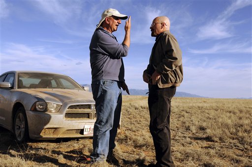 El director de fotografía Michael Slovis, izquierda, y Bryan Cranston en el set de "Breaking Bad" en una fotografía de 2012 proporcionada por AMC. El final de la serie se transmitirá el 29 de septiembre de 2013. (Foto AP/AMC, Ursula Coyote)