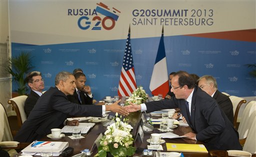 El presidente de Estados Unidos Barack Obama (izquierda) y su homólogo de Francia, Francois Hollande se saludan antes de iniciar una reunión bilateral en la cumbre del G20 el viernes 6 de septiembre del 2013 en San Petersburgo, Rusia. (Foto AP/Pablo Martinez Monsivais)