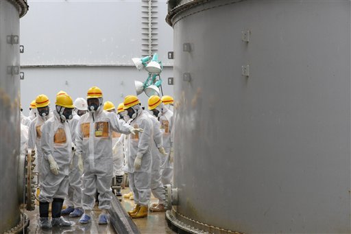 En esta foto suministrada por la Autoridad Reguladora Nuclear de Japón, comisionados de la agencia inspeccionan tanques usados para contener agua radiactiva en la planta nuclear averiada de Fukushima en el norte de Japón el 23 de agosto del 2013. Dos años y medio después del desastre, los expertos temen que se agrave lo que se perfila rápidamente como una nueva crisis en Fukushima: la incapacidad para contener vastas cantidades de agua radiactiva (AP Foto/Nuclear Regulation Authority)