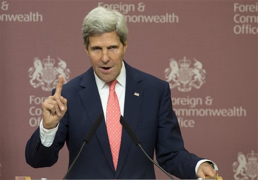 El secretario de Estado norteamericano John Kerry habla durante una conferencia de prensa ofrecida en Londres al lado de su homólogo británico William Hague el lunes 9 de septiembre de 2013. Kerry refrendó las acusaciones de Estados Unidos acerca de que el presidente sirio Bashar Assad lanzó un ataque con armas químicas contra su propio pueblo, y dijo que Assad podía resolver la crisis si entrega su arsenal a la comunidad internacional en una semana. (Foto AP/Alastair Grant,Pool)