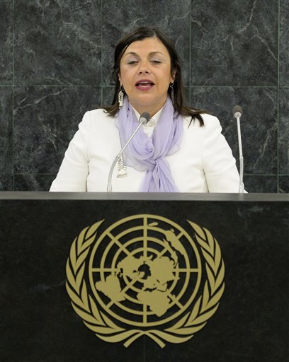 María Soledad Cisternas, una chilena que dirige la Comisión por los Derechos de las Personas con Incapacidades de la ONU, habla durante la conferencia de alto nivel convocada para promover los intereses de los incapacitados el 23 de septiembre del 2013 en la ONU. (AP Photo/Justin Lane, Pool)