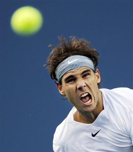 El español Rafael Nadal durante su saque ante el francés Richard Gasquet en las semifinales del Abierto de Estados Unidos el sábado 7 de septiembre de 2013. (AP Foto/Charles Krupa)