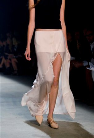 Una modelo presenta piezas de la colección primavera 2014 del diseñador Narciso Rodríguez en la Semana de la Moda de Nueva York el 10 de septiembre de 2013. (Foto AP/Craig Ruttle)