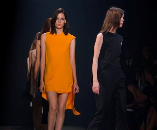Modelos presentan piezas de la colección primavera 2014 del diseñador Narciso Rodríguez en la Semana de la Moda de Nueva York el 10 de septiembre de 2013. (Foto AP/Craig Ruttle)