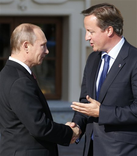 El presidente ruso,Vladimir Putin (izquierda) saluda al primer ministro británico David Cameron en a su llegada a la cumbre del G-20 en Palacio Konstantin, en San Petersburgo, Rusia, el jueves 5 de septiembre de 2013. (Foto AP/Alexander Zemlianichenko)