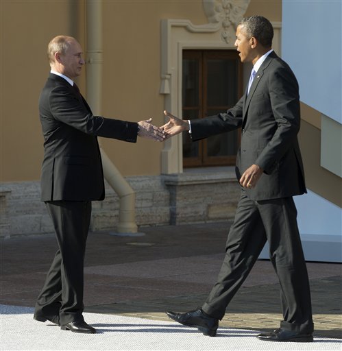 El presidente estadounidense Barack Obama y el presidente ruso Vladimir Putin se saludan antes de la cumbre del Grupo de los 20 en San Petersburgo el jueves, 5 de septiembre del 2013.  (Foto AP/Pablo Martinez Monsivais/Pool)