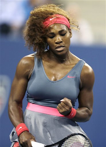 Serena Williams celebra tras ganar un punto la española Carla Suárez Navarro en los cuartos de final del Abierto de Estados Unidos el martes 3 de septiembre de 2013. (AP Foto/Charles Krupa)