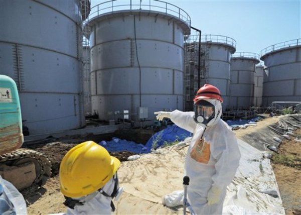 En esta foto del 26 de agosto del 2013 el ministro de comercio japonés, Toshimitsu Motegi, der., inspecciona los tanques de la planta nuclear Dai-ichi en Fukushima. El 5 de septiembre, el director de la Autoridad Reguladora Nuclear, Shunichi Tanaka, censuró al operador de la averiada planta nuclear por suministrar datos y explicaciones inadecuados sobre los crecientes derrames de agua radiactiva y contaminada (AP Foto/Kyodo News, File) JAPAN OUT, MANDATORY CREDIT