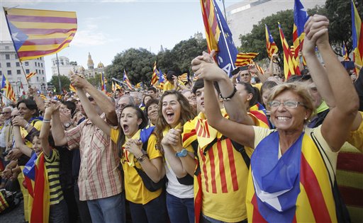 La gente forma una cadena humana en Barcelona, España, el miércoles 11 de septiembre de 2013. Decenas de miles de partidarios de la independencia de Cataluña formaron el miércoles una gigantesca cadena humana de casi 400 kilómetros para reclamar un Estado separado de España.  (AP foto/Paco Serinelli)